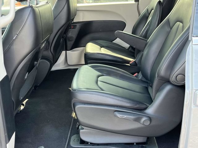 Used 2023 Chrysler Pacifica Touring-L FWD image 15