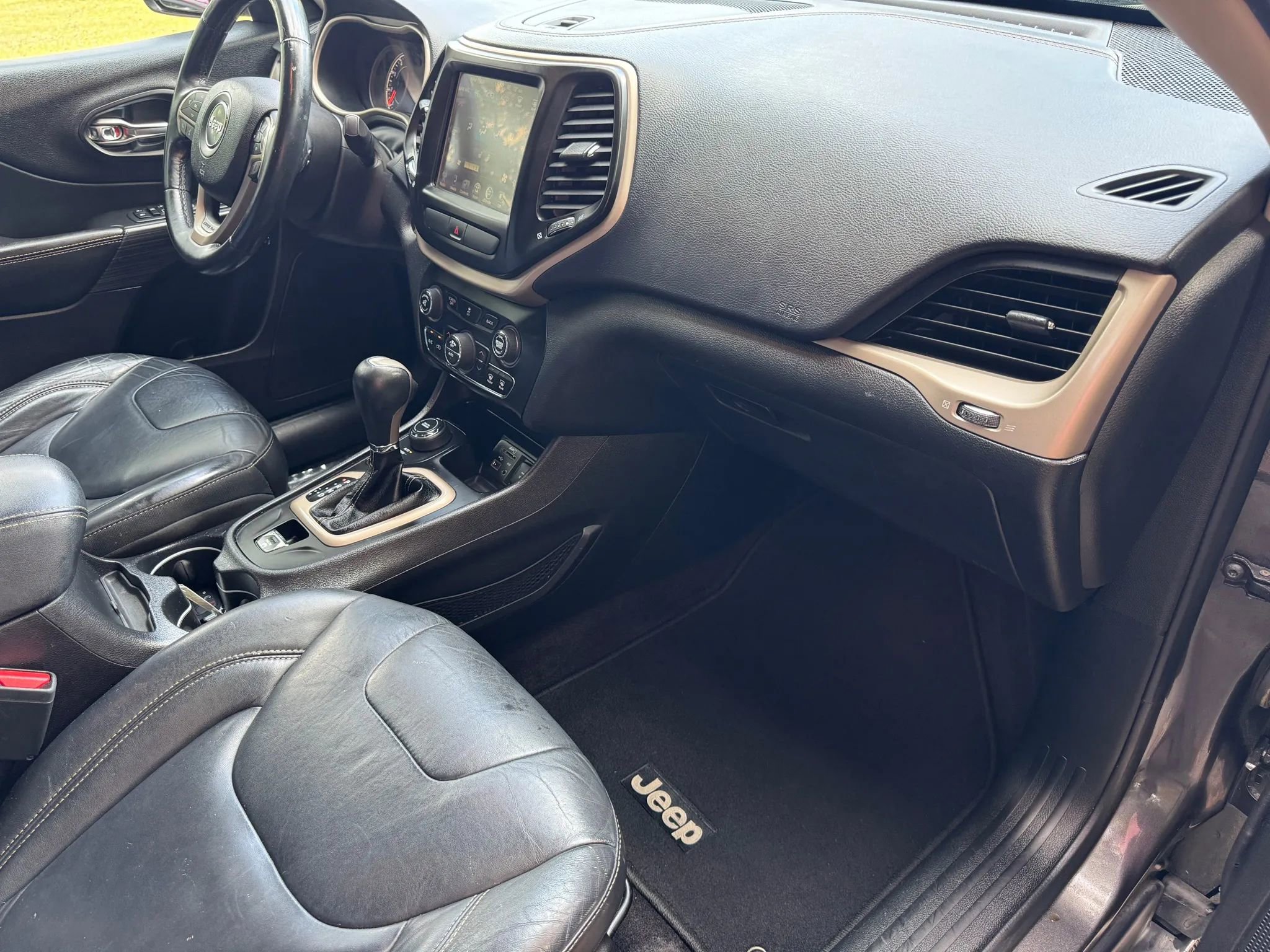 Used 2017 Jeep Cherokee Limited image 12