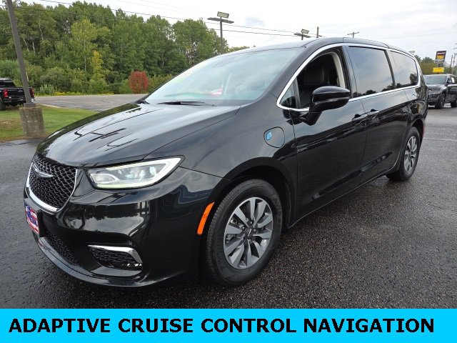 Used 2024 Chrysler Pacifica Select image 4