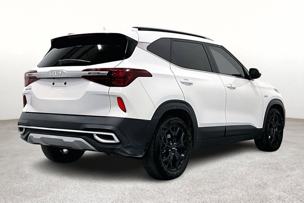 Used 2022 Kia Seltos EX image 2