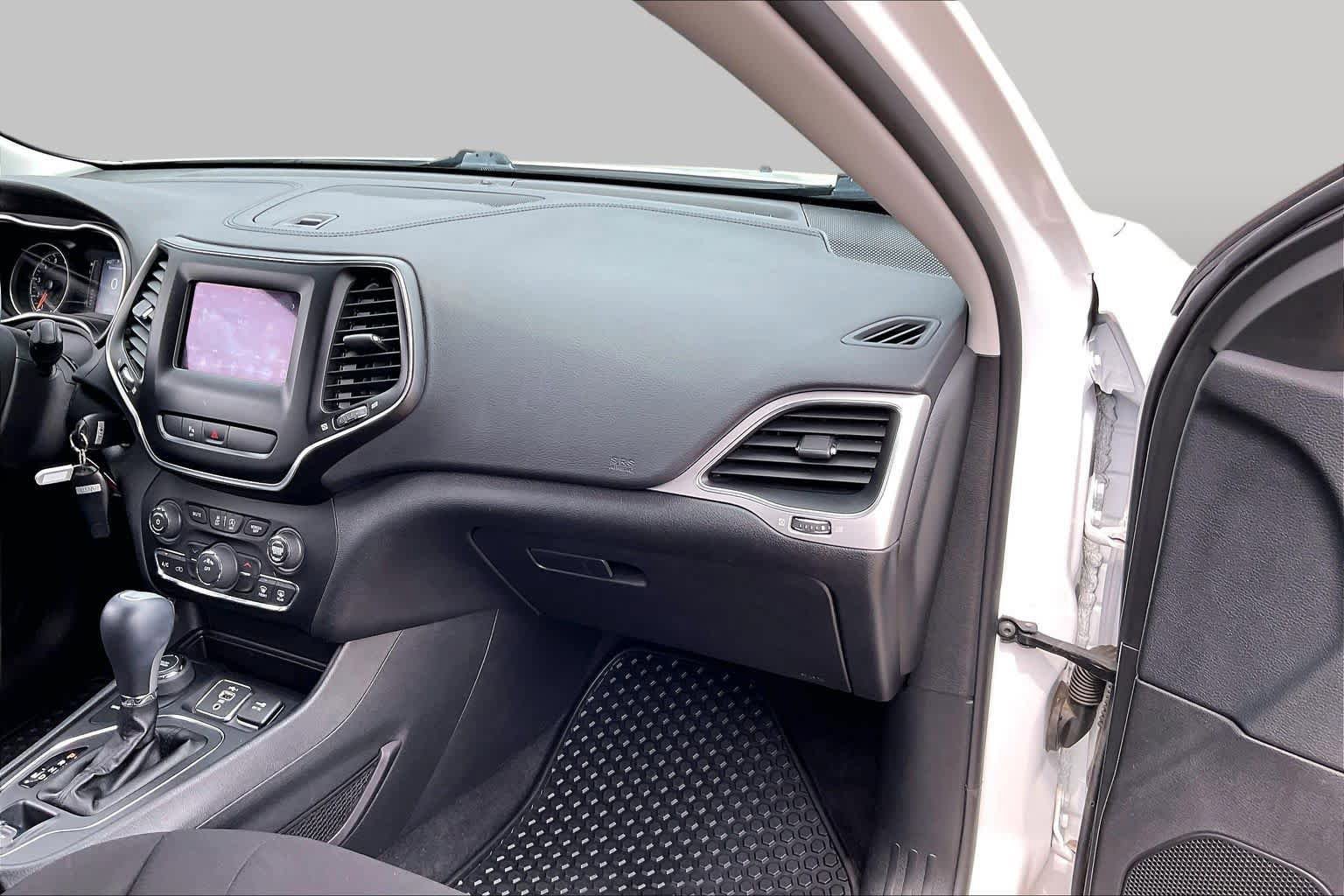 Used 2020 Jeep Cherokee Latitude AWD/4WD image 18