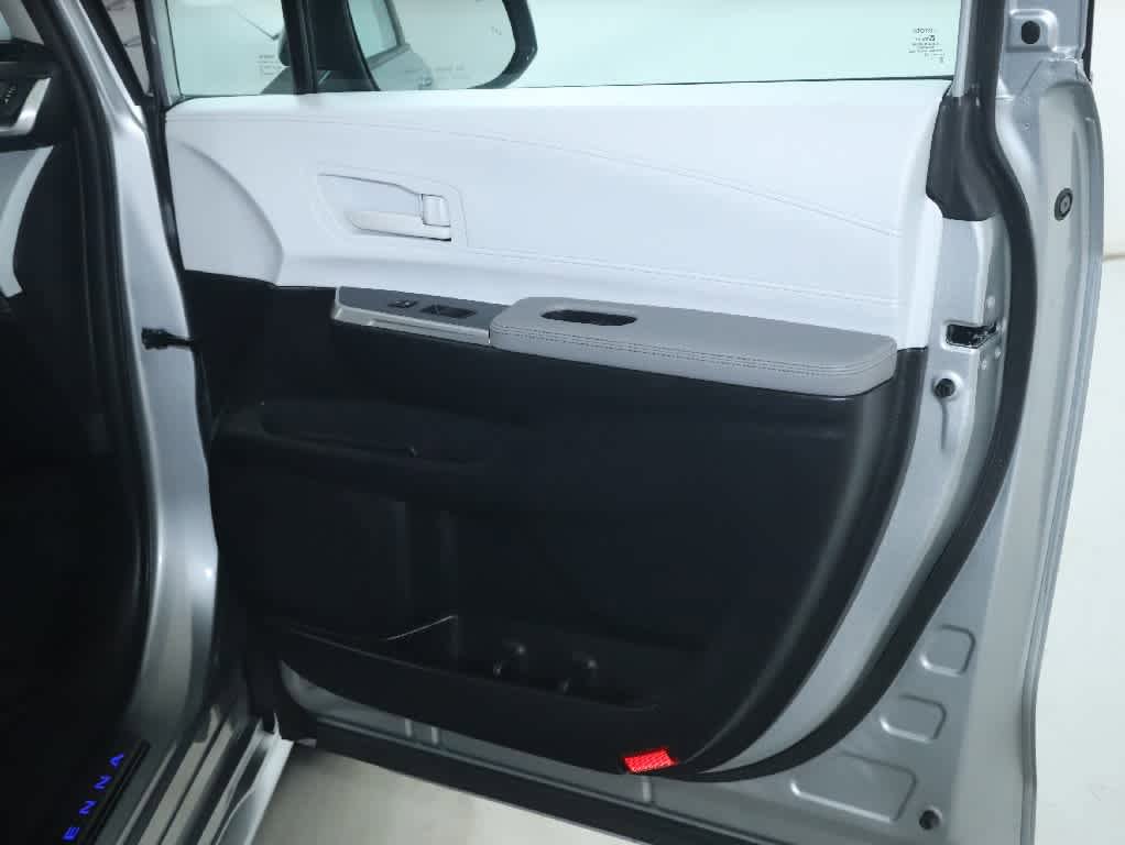 Used 2025 Toyota Sienna LE FWD image 30