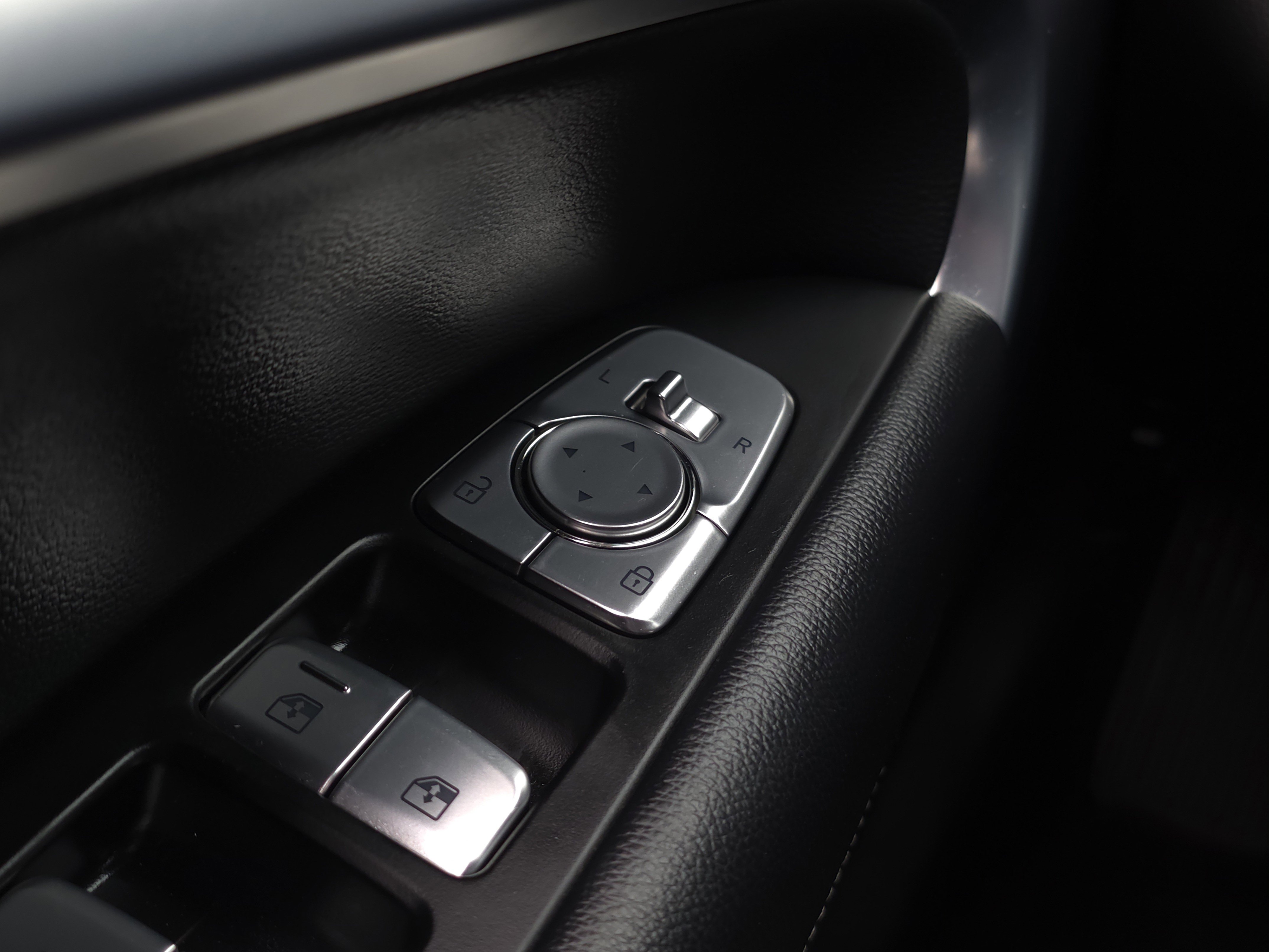 Used 2022 Genesis G70 2.0T image 23