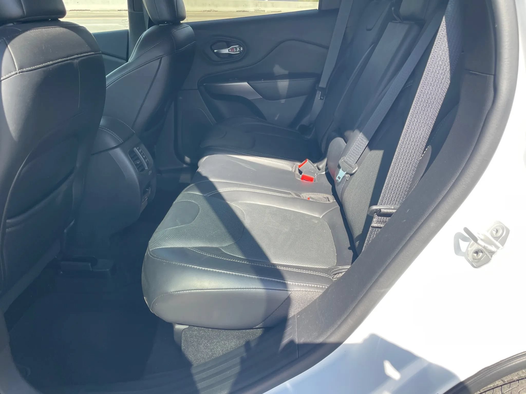 Used 2019 Jeep Cherokee Limited w/ Luxury Group FWD image 16