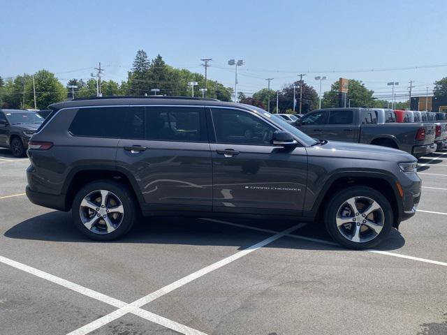 Used 2025 Jeep Grand Cherokee L Limited w/ Luxury Tech Group II AWD/4WD image 9