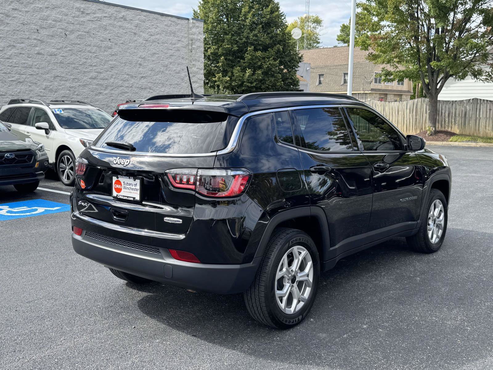 Used 2025 Jeep Compass Latitude w/ Convenience Group AWD/4WD image 2
