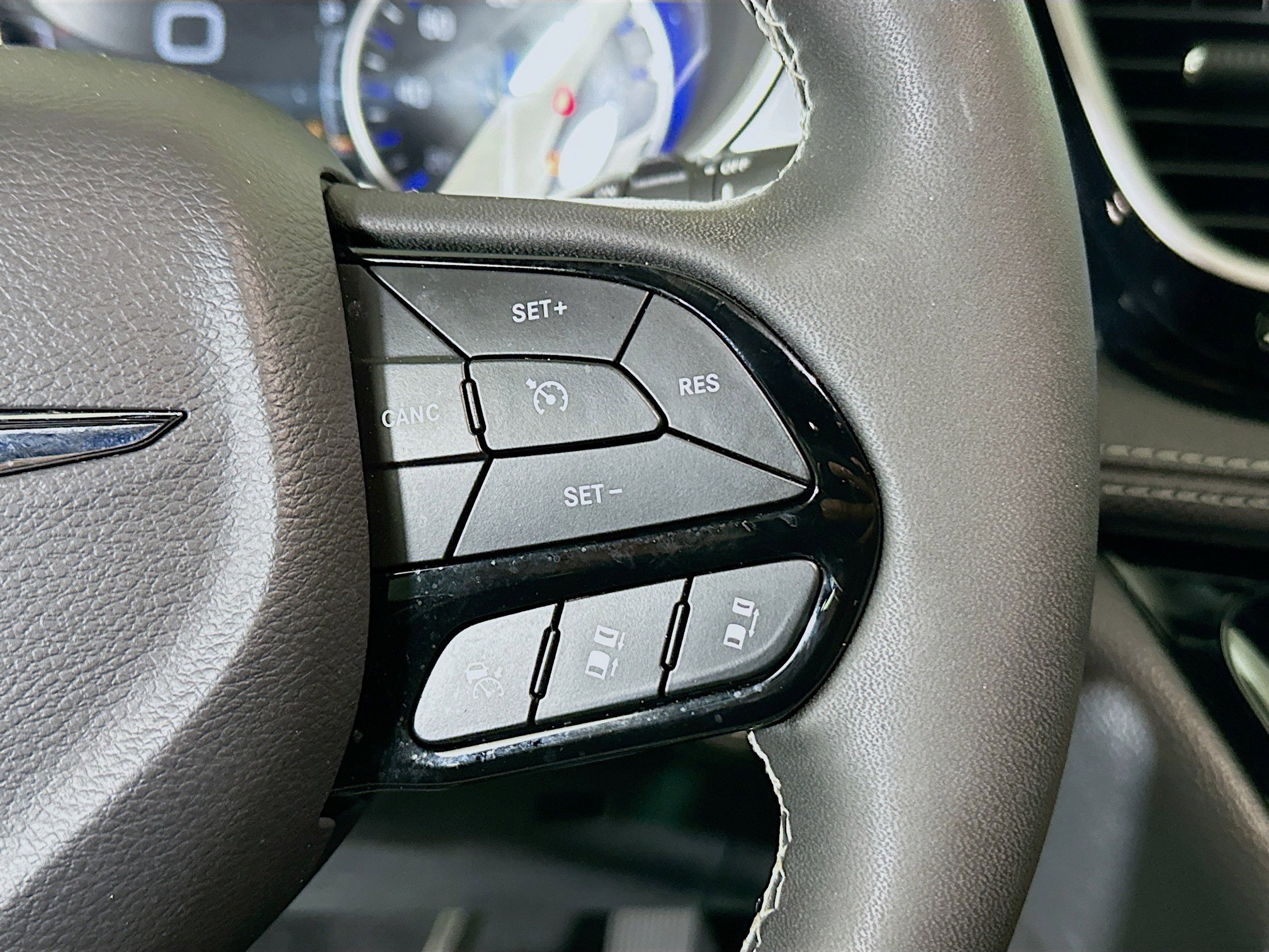 Used 2023 Chrysler Pacifica Touring-L w/ S Appearance Package FWD image 17