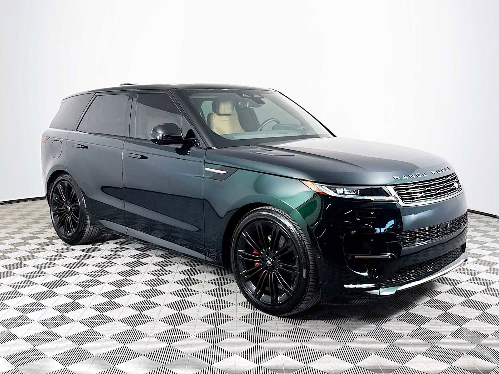 Used 2025 Land Rover Range Rover Sport Dynamic SE image 3