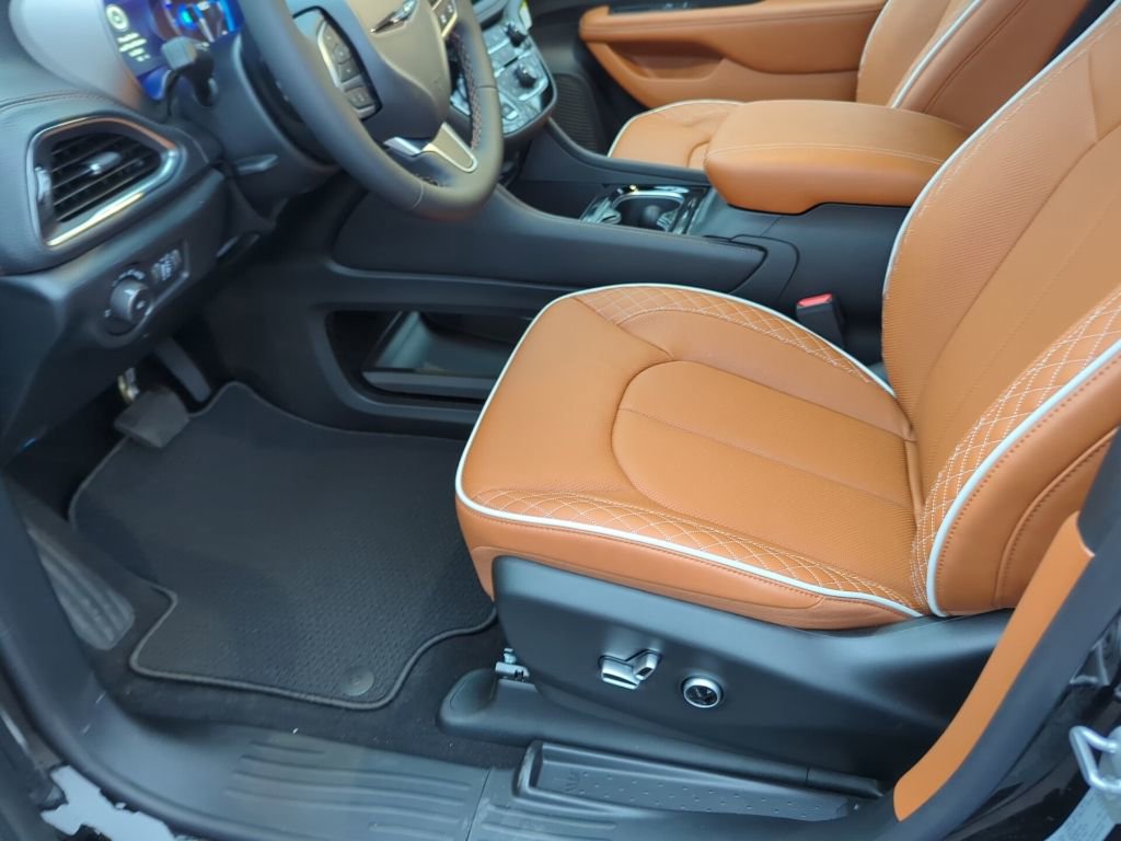 New 2026 Chrysler Pacifica Pinnacle w/ Trailer Tow Group image 32