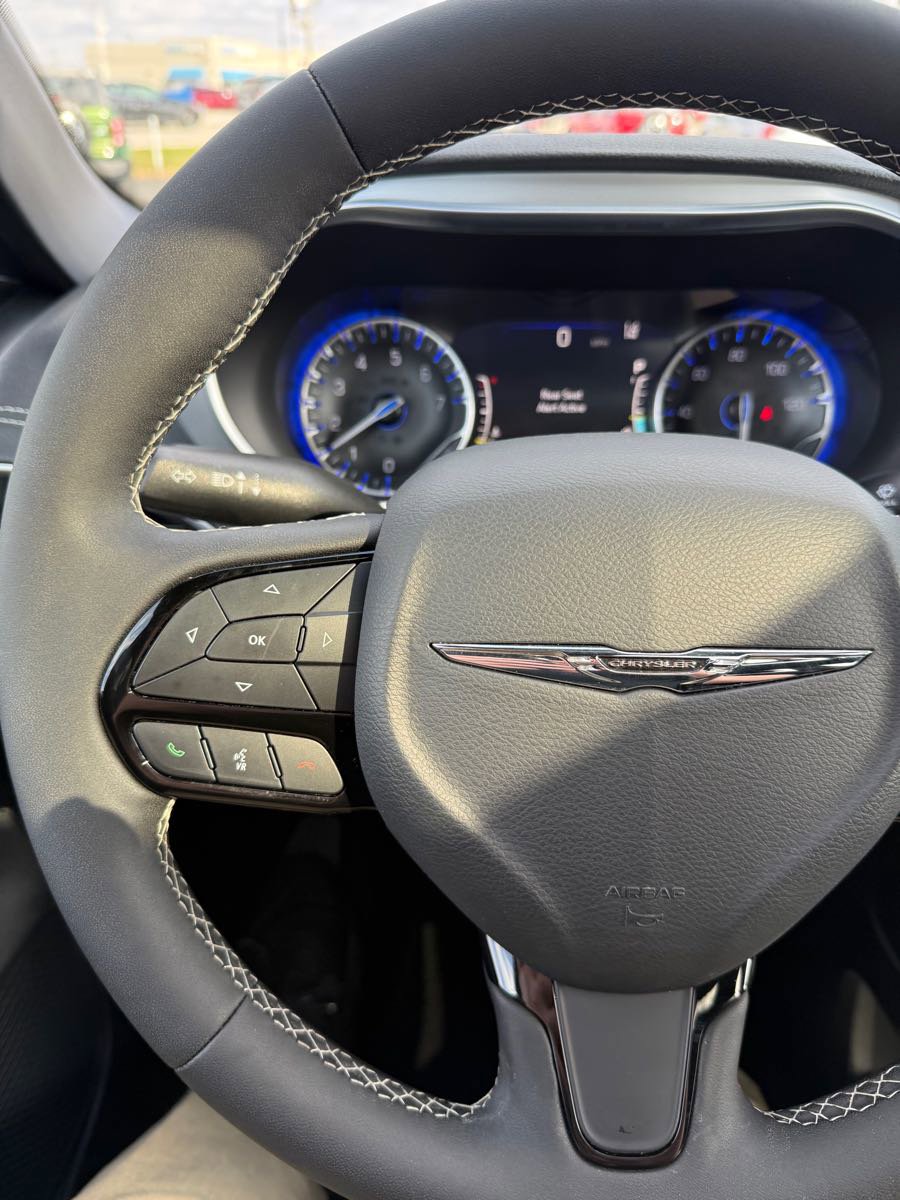 Used 2025 Chrysler Pacifica Limited image 16