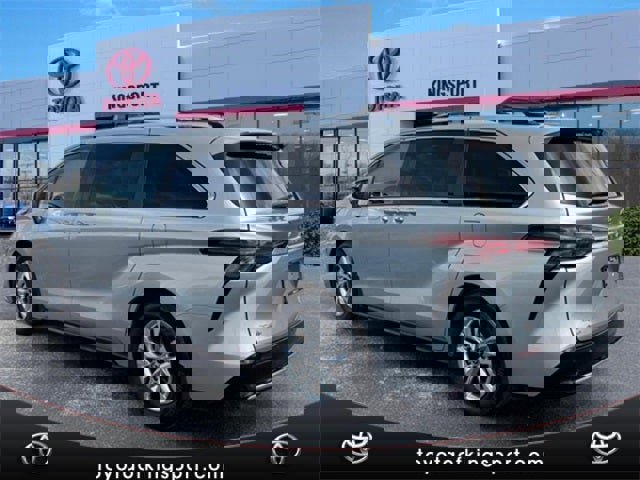 Certified 2024 Toyota Sienna Limited image 3