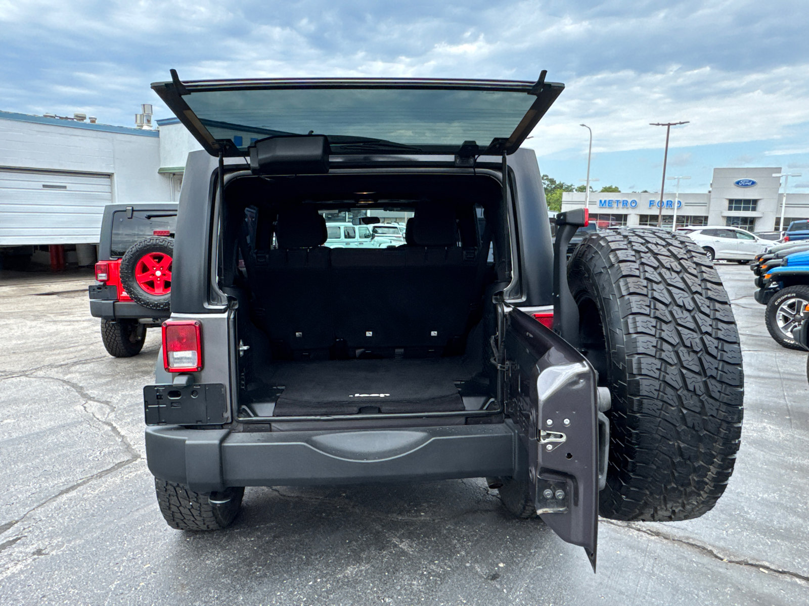 Used 2014 Jeep Wrangler Unlimited Sport w/ Connectivity Group AWD/4WD image 18