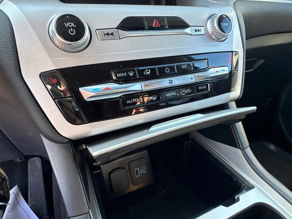 Used 2023 Ford Explorer XLT image 26