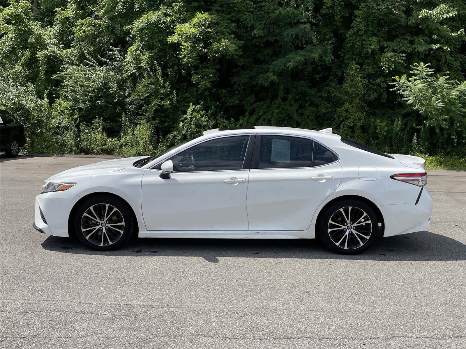 Used 2019 Toyota Camry SE w/ Convenience Package FWD image 2