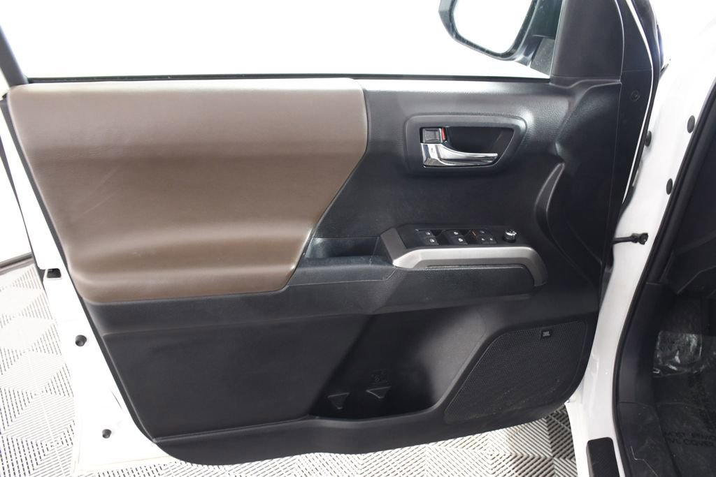 Used 2017 Toyota Tacoma Limited w/ Tow Package image 14