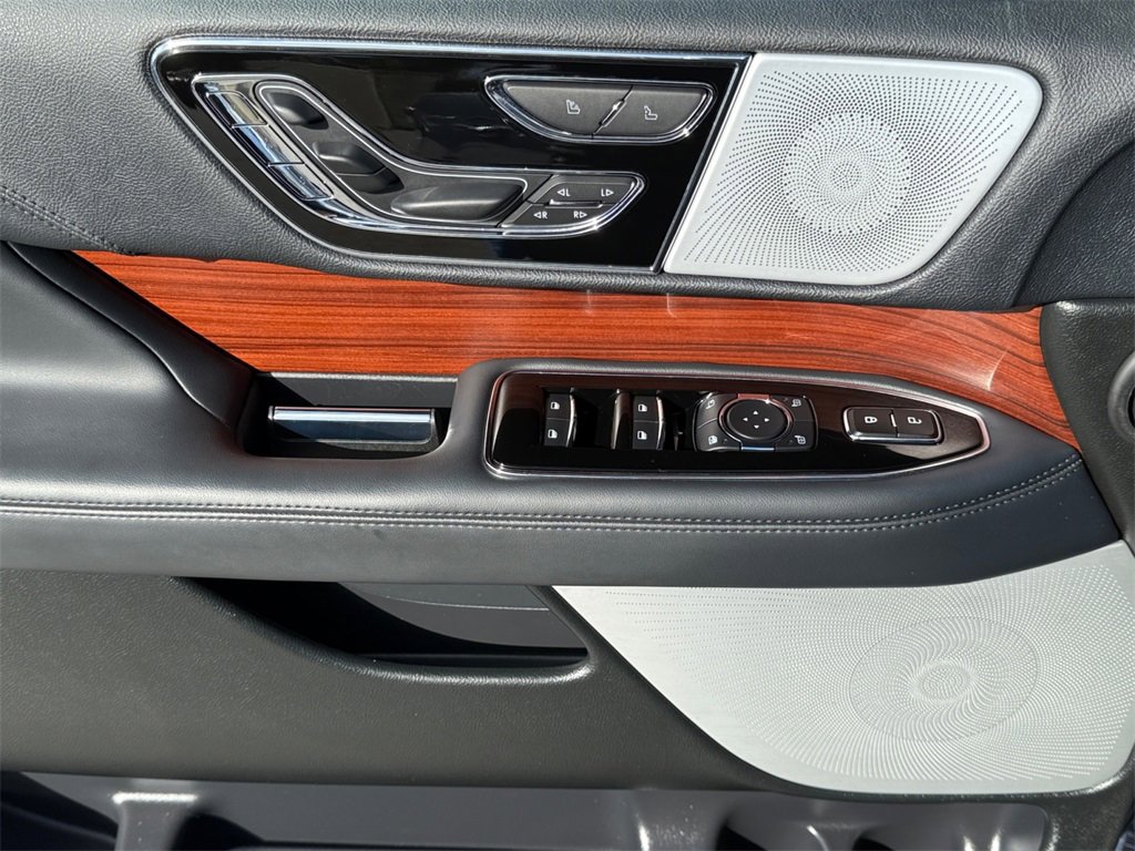 Used 2023 Lincoln Navigator Reserve image 11