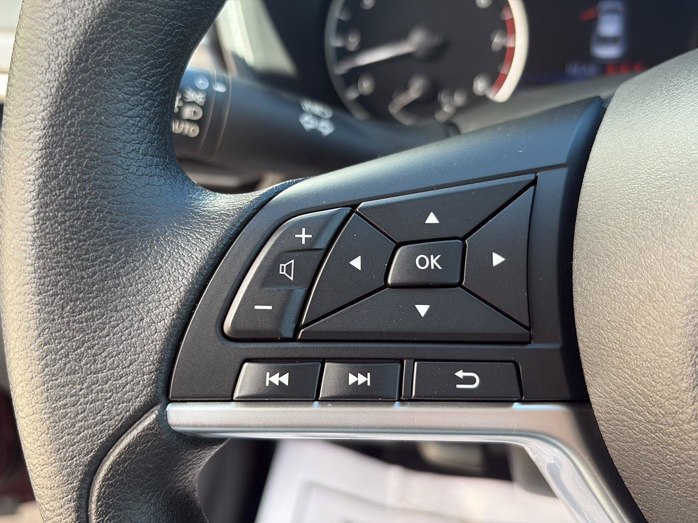 Used 2025 Nissan Altima 2.5 SV FWD image 9