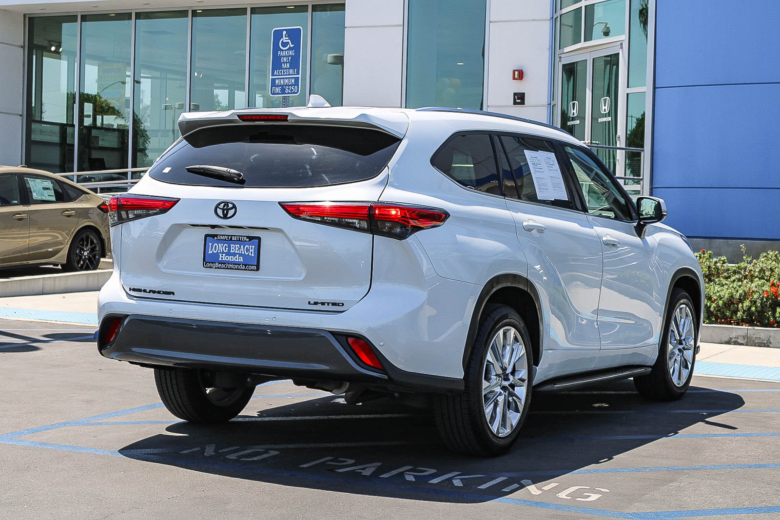 Used 2023 Toyota Highlander Limited FWD image 7