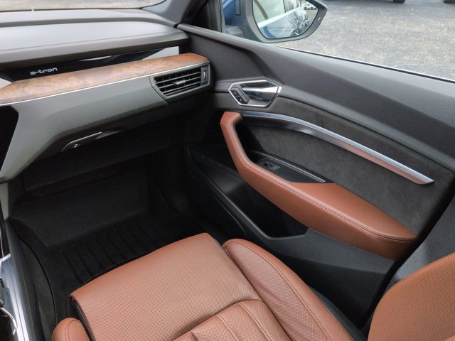 Used 2019 Audi e-tron Prestige w/ Prestige Package image 17