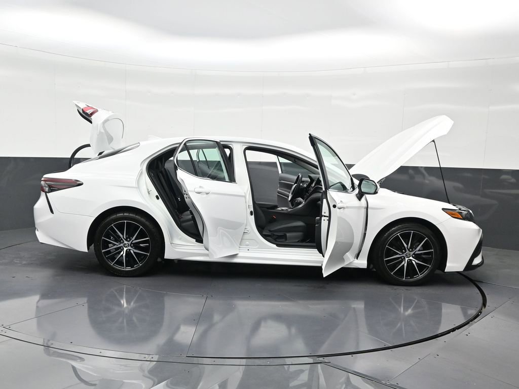 Used 2024 Toyota Camry SE image 32