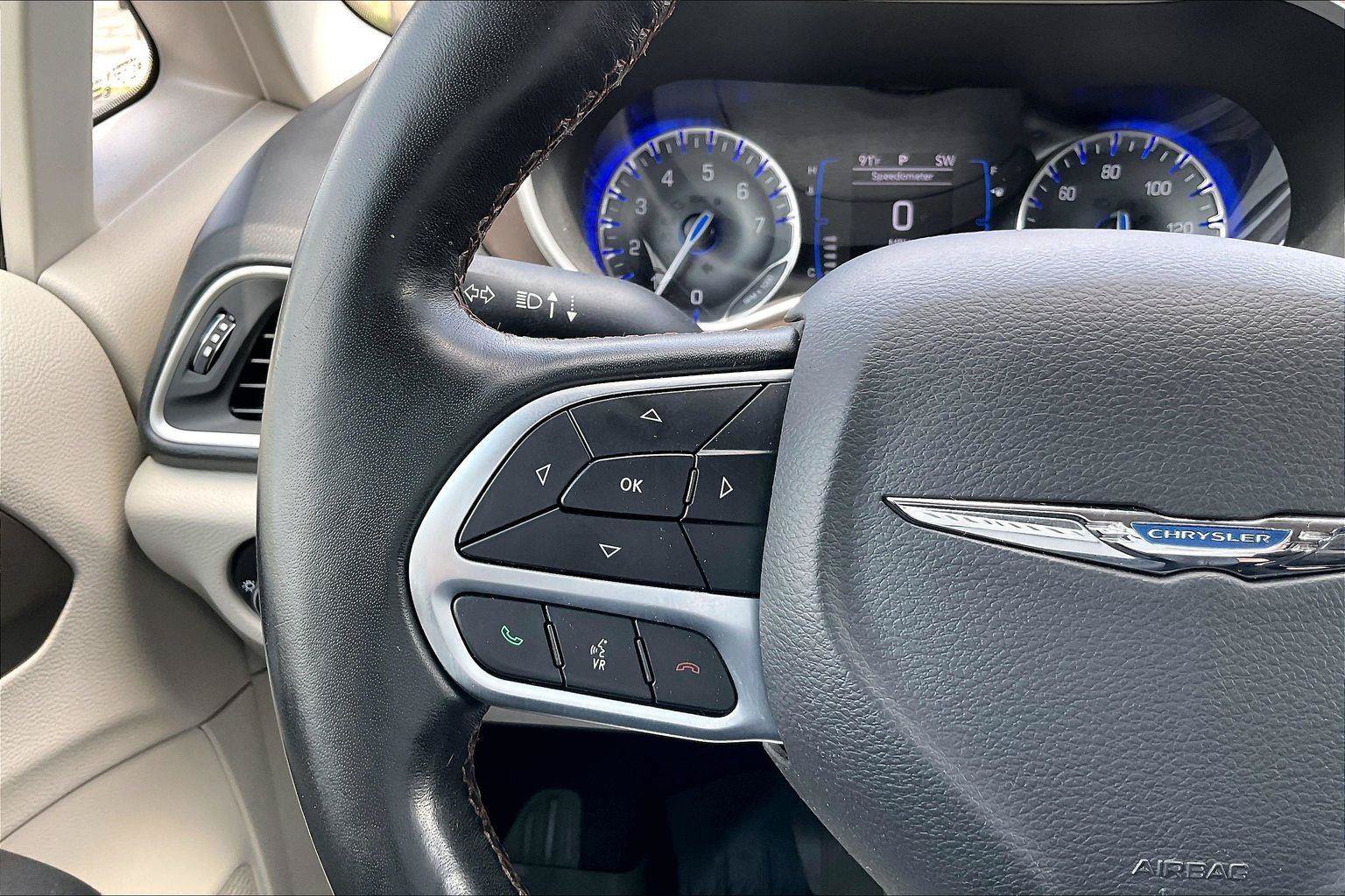 Used 2019 Chrysler Pacifica Touring-L w/ Tire & Wheel Group FWD image 17