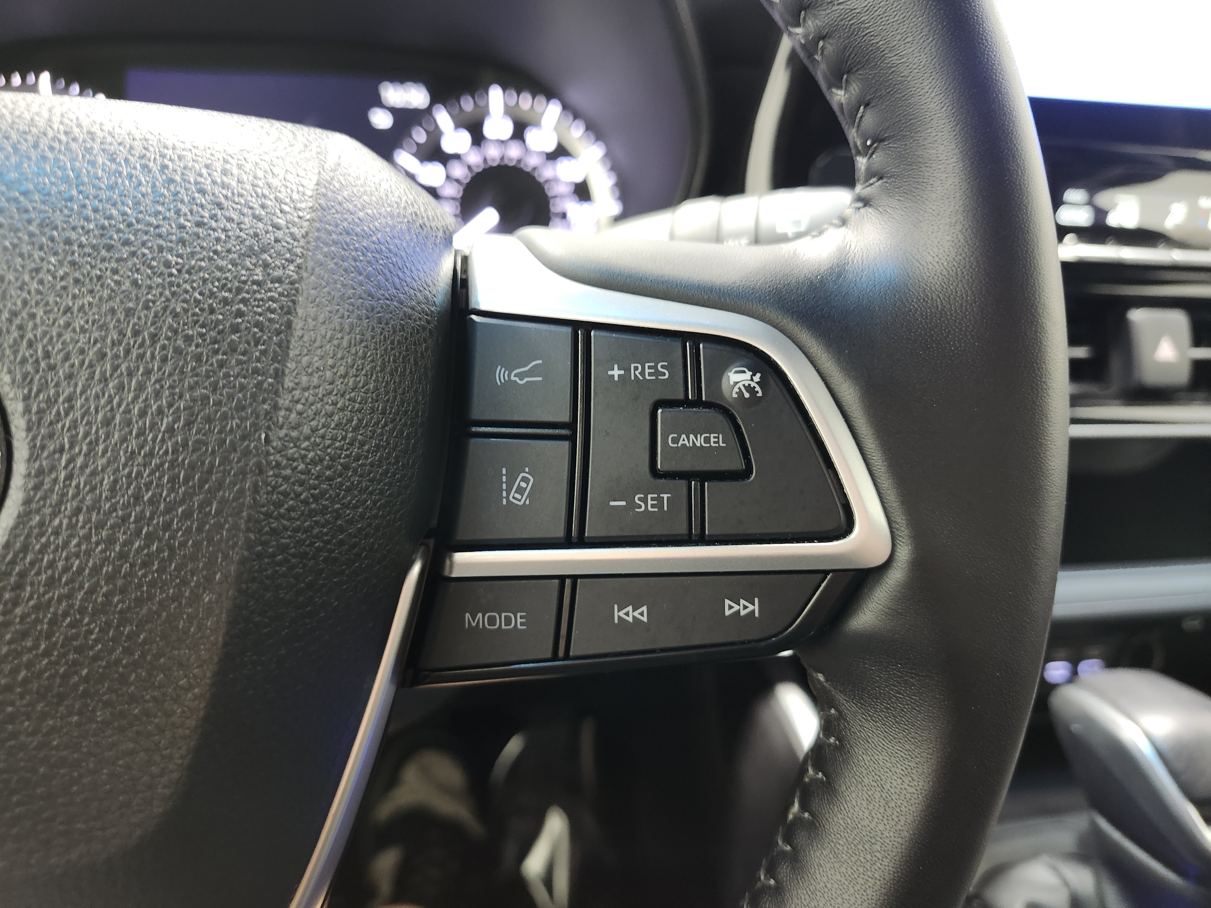 Used 2023 Toyota Highlander LE AWD/4WD image 31