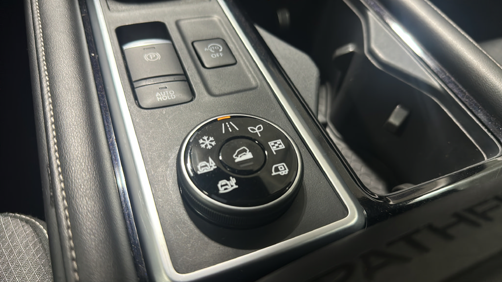 Used 2025 Nissan Pathfinder SV AWD/4WD image 24