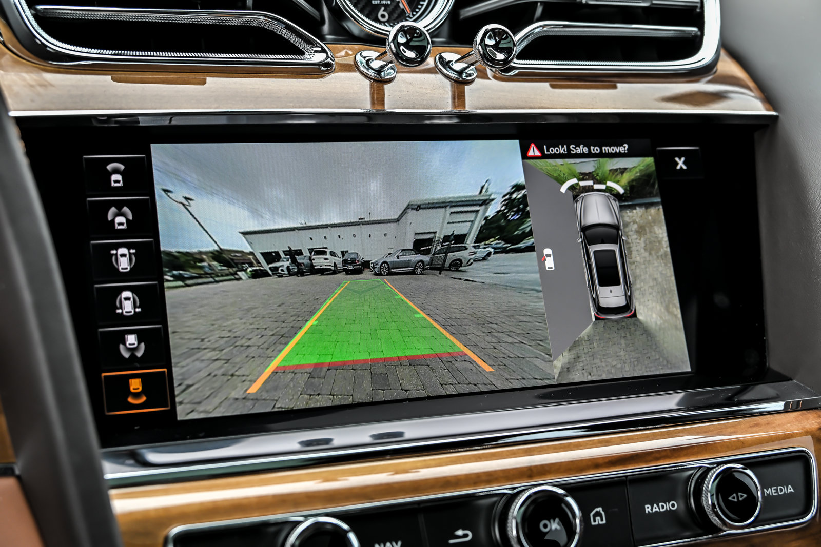 Used 2022 Bentley Bentayga AWD/4WD image 38