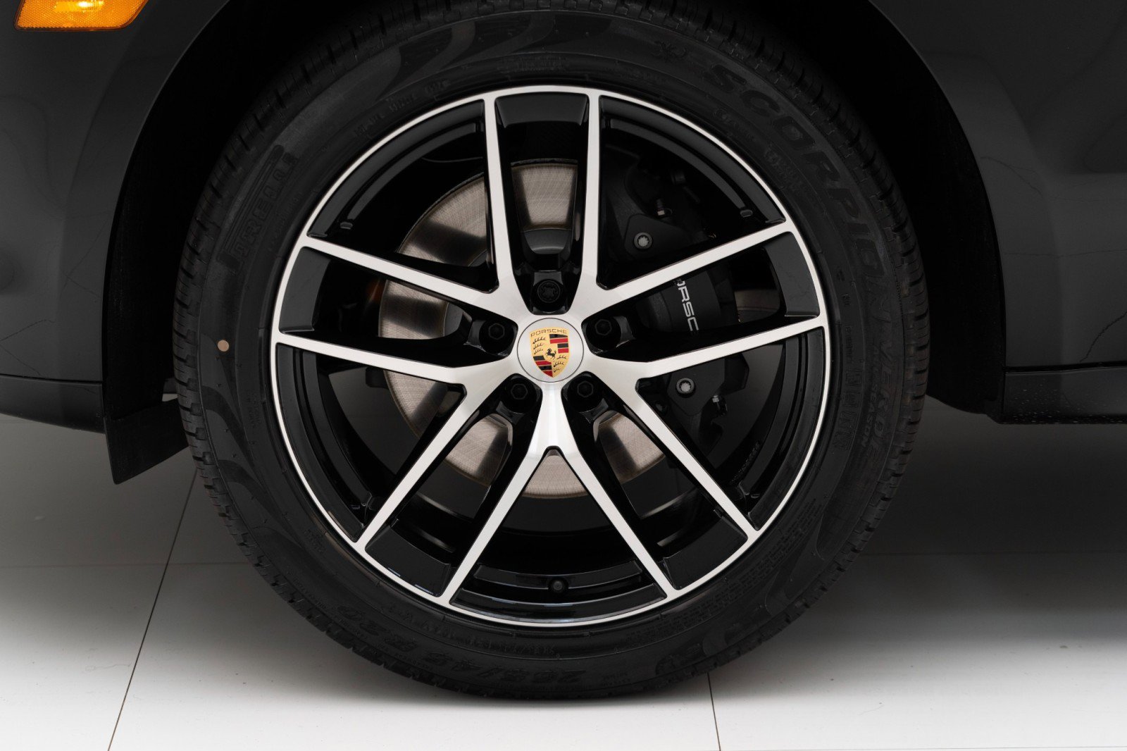 Certified 2025 Porsche Macan AWD/4WD image 11