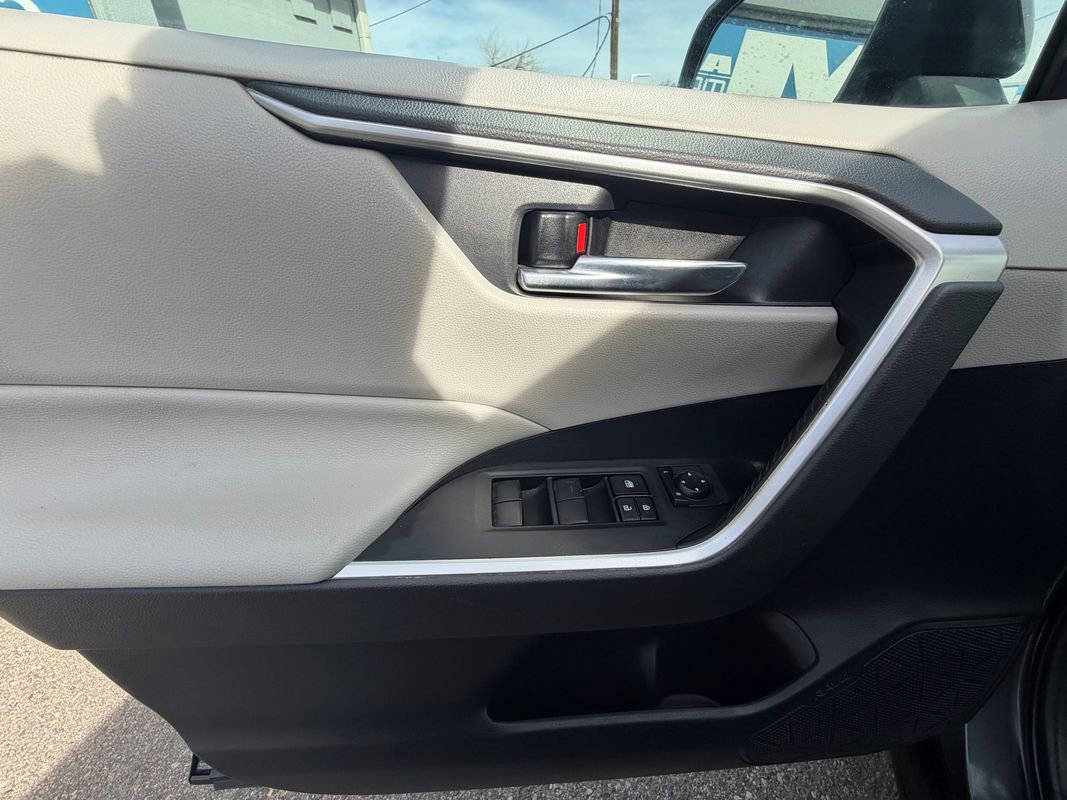 Used 2019 Toyota RAV4 XLE image 18