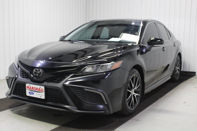 Used 2023 Toyota Camry SE image 3