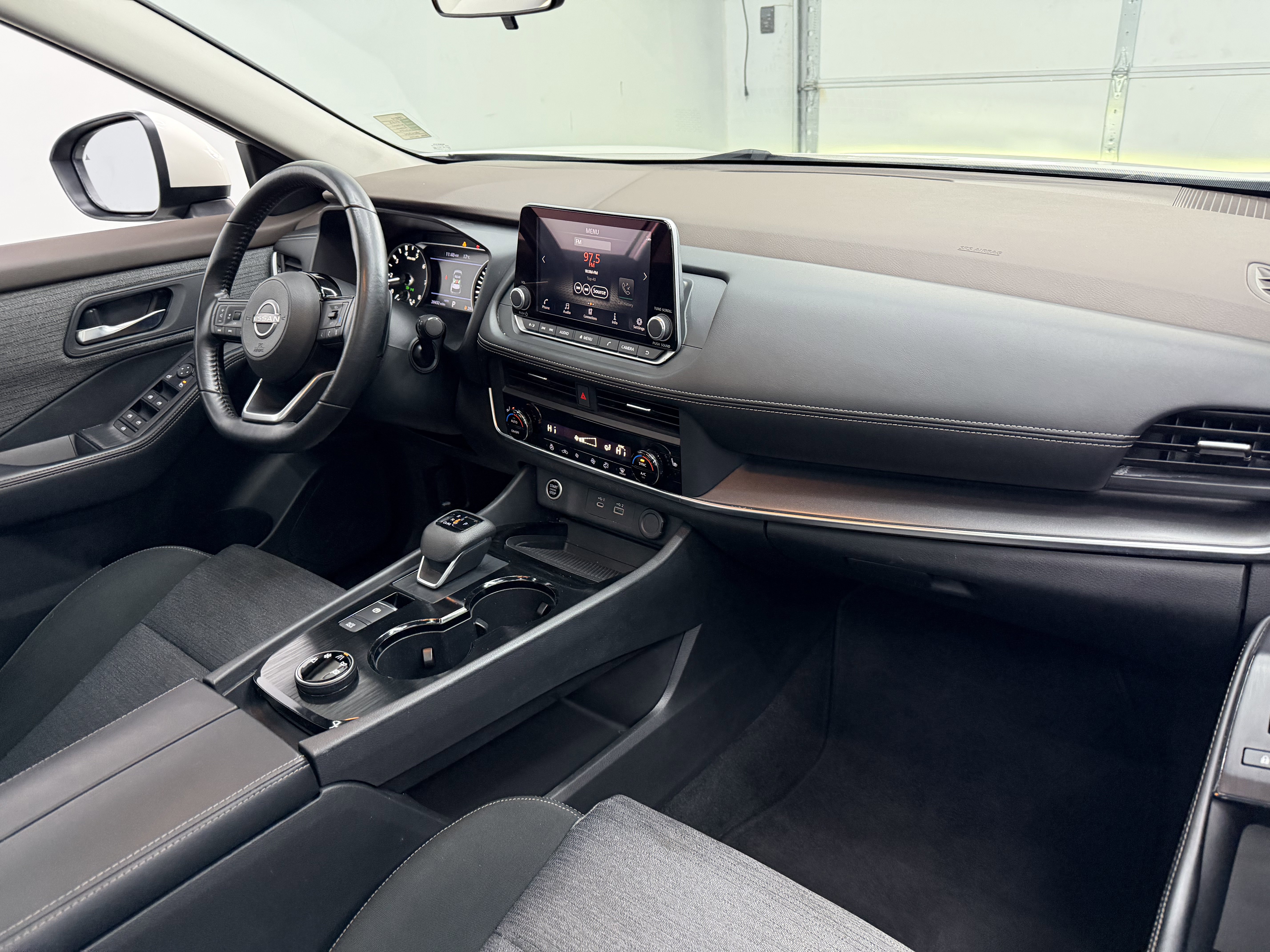 Used 2023 Nissan Rogue SV image 24