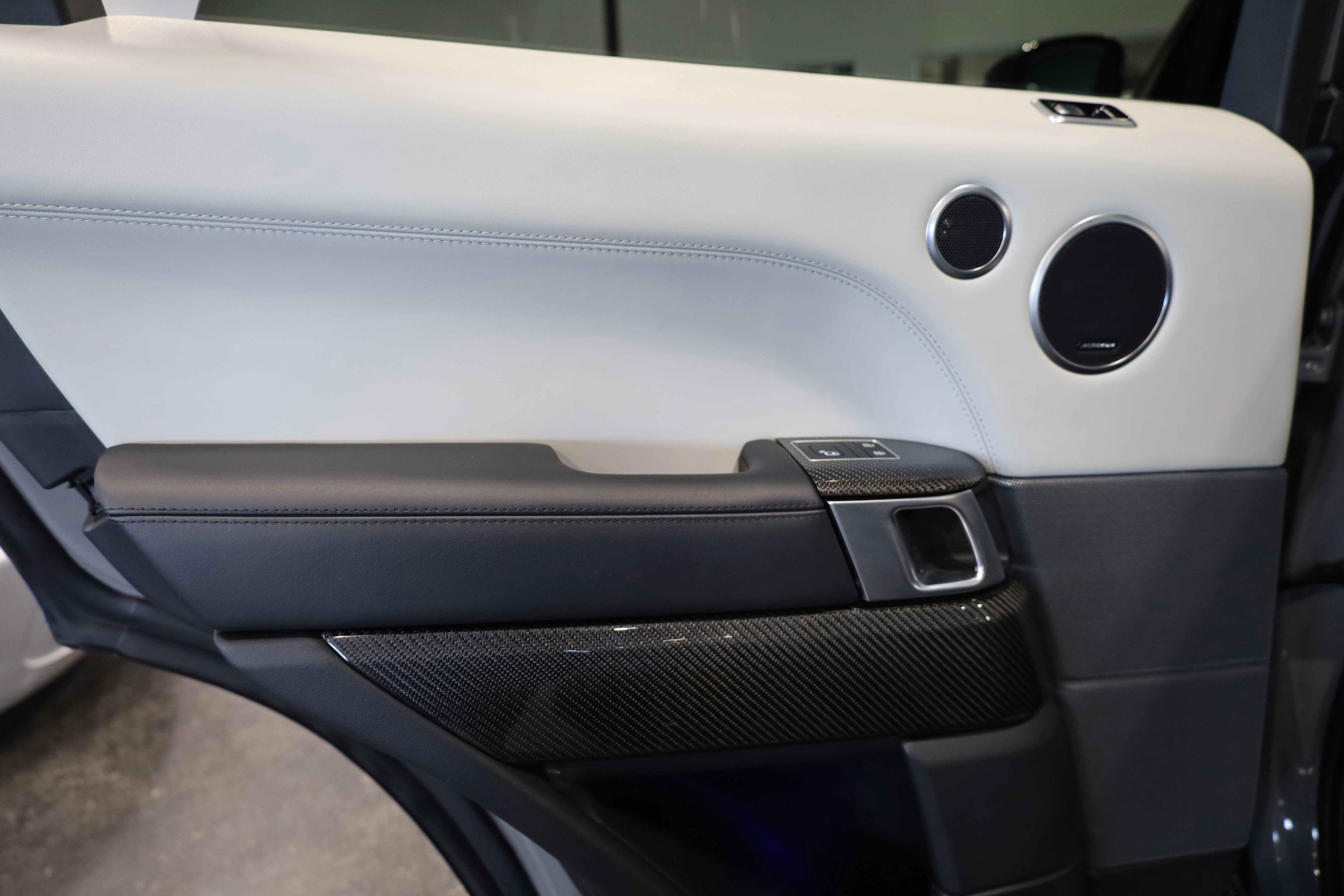 Used 2022 Land Rover Range Rover Sport SVR Carbon Edition image 33