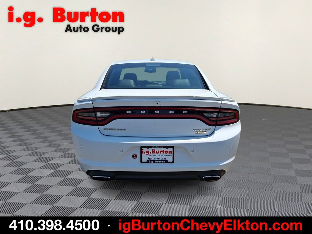 Used 2017 Dodge Charger SXT w/ Plus Group RWD image 5