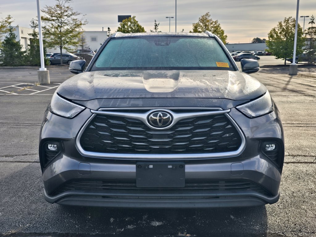 Used 2021 Toyota Highlander XLE FWD image 2