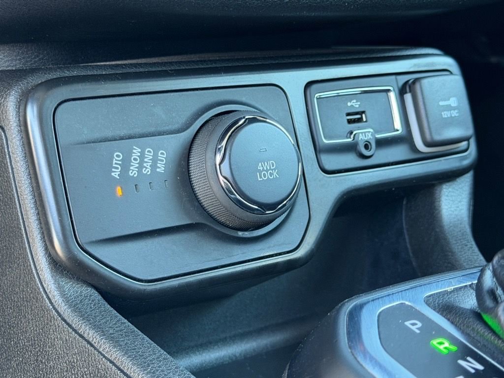 Used 2023 Jeep Renegade Latitude w/ Premium Group image 20