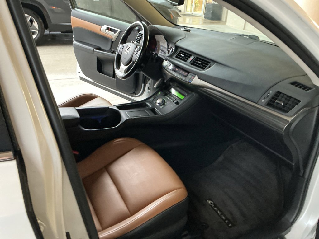 Used 2016 Lexus CT 200h image 16