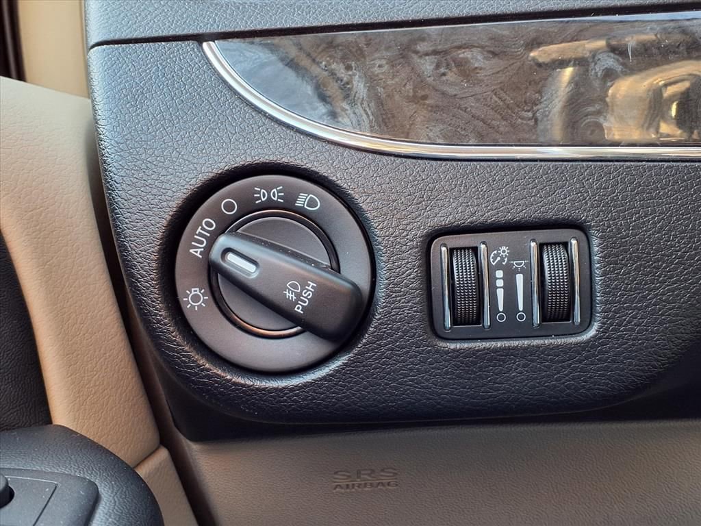 Used 2016 Chrysler Town & Country Touring-L image 28