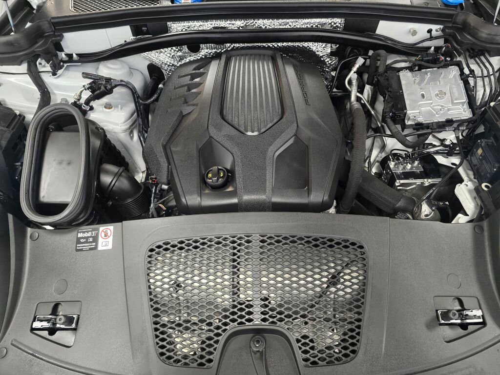 Certified 2025 Porsche Macan Turbo image 11