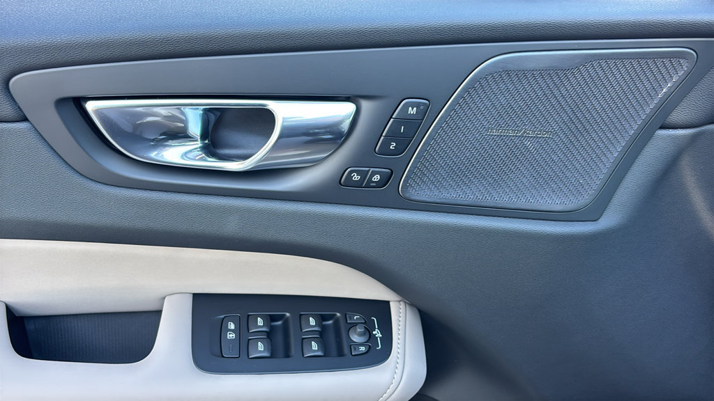 New 2027 Volvo XC60 B5 Plus AWD/4WD image 13
