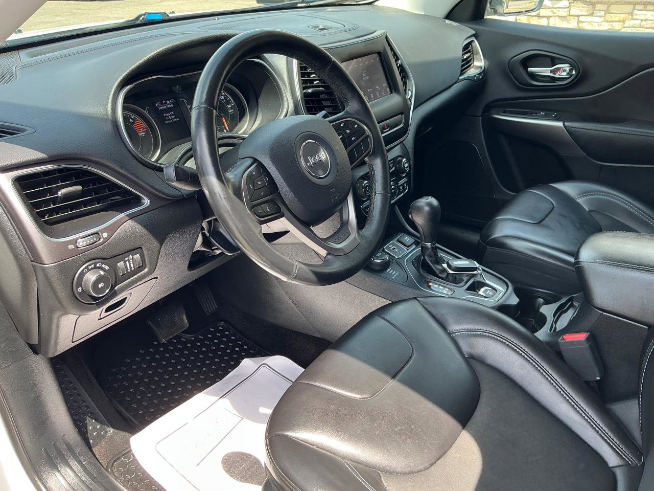 Used 2019 Jeep Cherokee Latitude Plus w/ Cold Weather Group AWD/4WD image 14