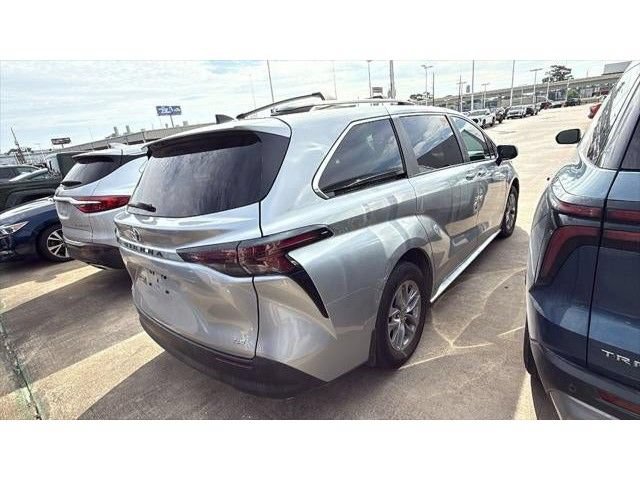 Used 2025 Toyota Sienna LE FWD image 4