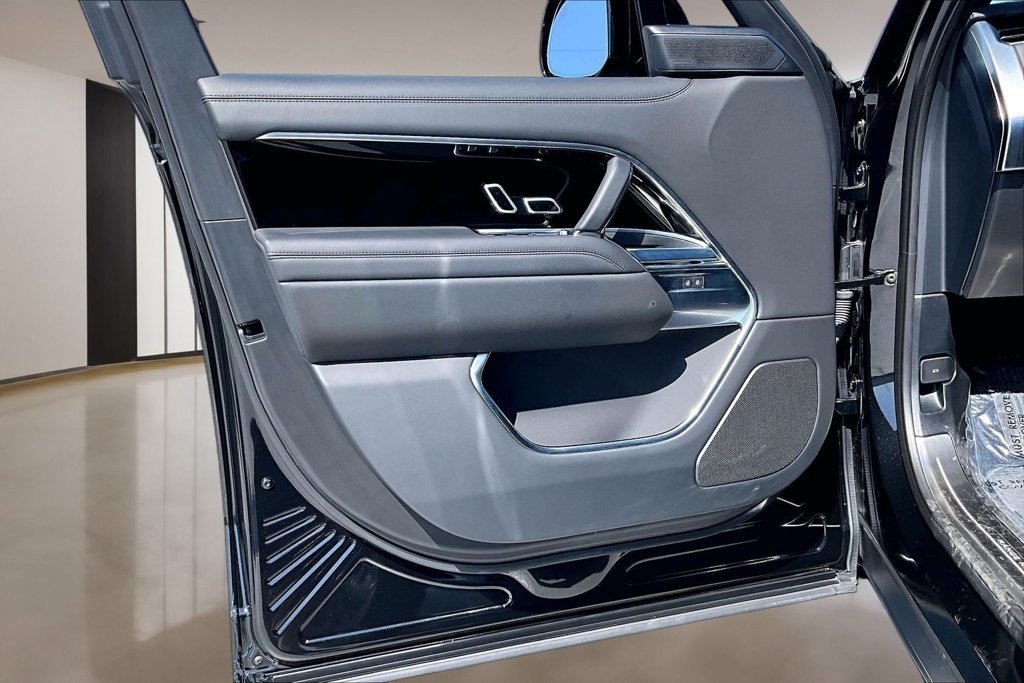 Certified 2025 Land Rover Range Rover SE AWD/4WD image 18