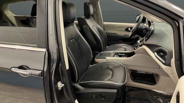 Used 2023 Chrysler Pacifica Limited w/ Uconnect Theater Family Group FWD image 25