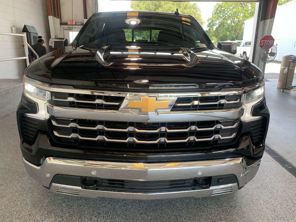 Used 2023 Chevrolet Silverado 1500 LTZ AWD/4WD image 2