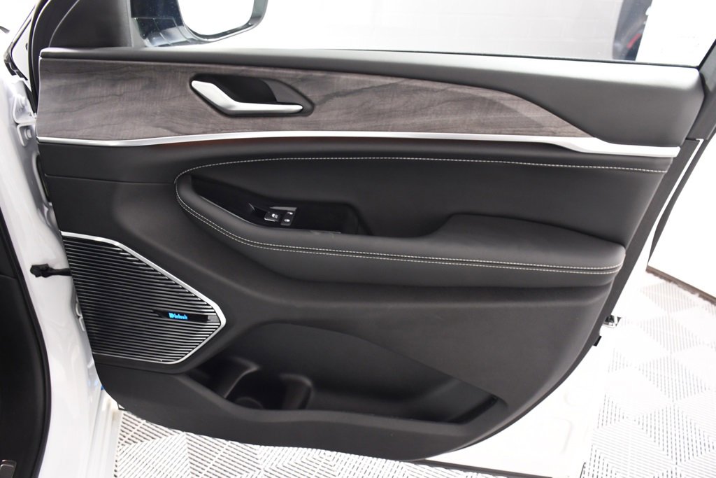 Used 2023 Jeep Grand Cherokee Overland image 18