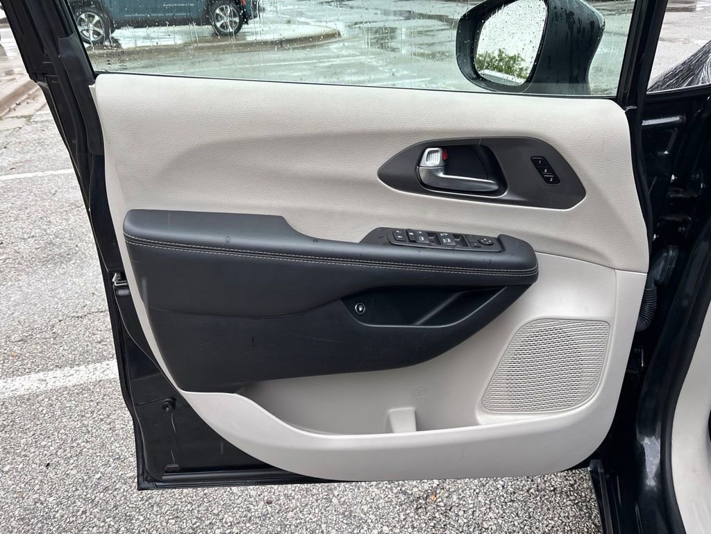 Used 2023 Chrysler Pacifica Touring-L FWD image 48