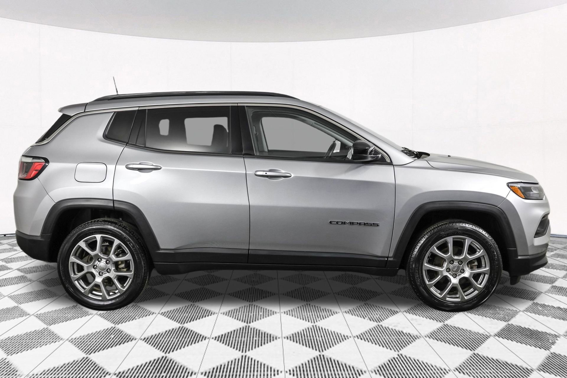 Used 2022 Jeep Compass Latitude AWD/4WD image 13