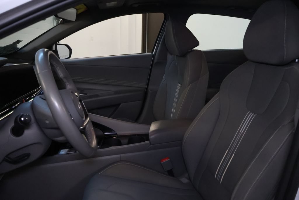 Used 2025 Hyundai Elantra SEL FWD image 13