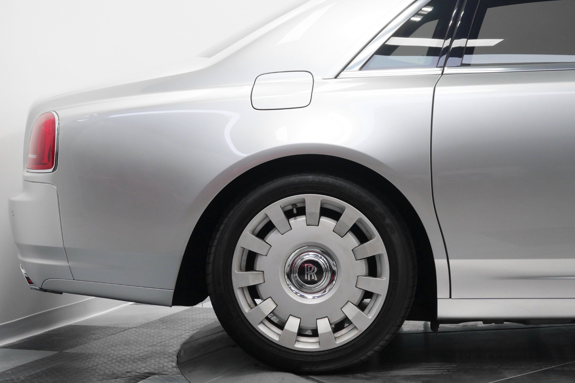 Used 2013 Rolls-Royce Ghost RWD image 48